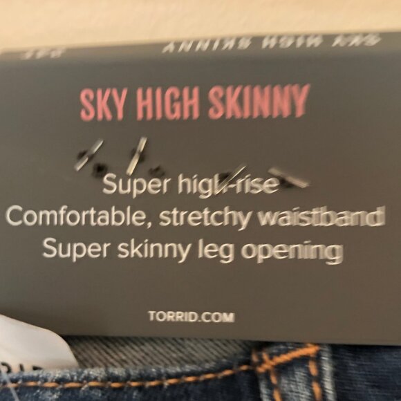 NWT Torrid Sky High Skinny distressed jeans sz 24 tall - Picture 4 of 12